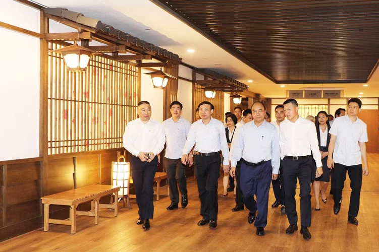 Thủ tướng Nguyễn Xuân Phúc cắt băng khánh thành dự án
